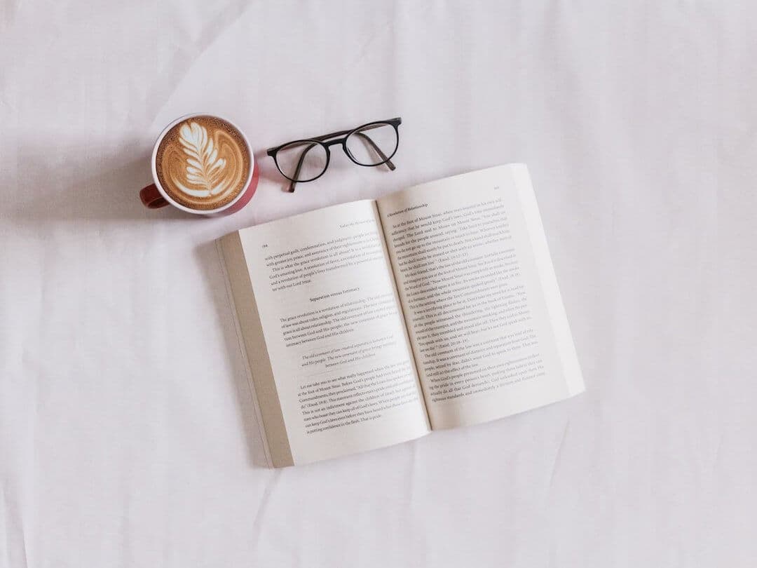 Ruhige Atmosphäre – Buch, Kaffee und Stille